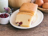 Рецепта Пухкав маслен ванилов кекс със сушени червени боровинки